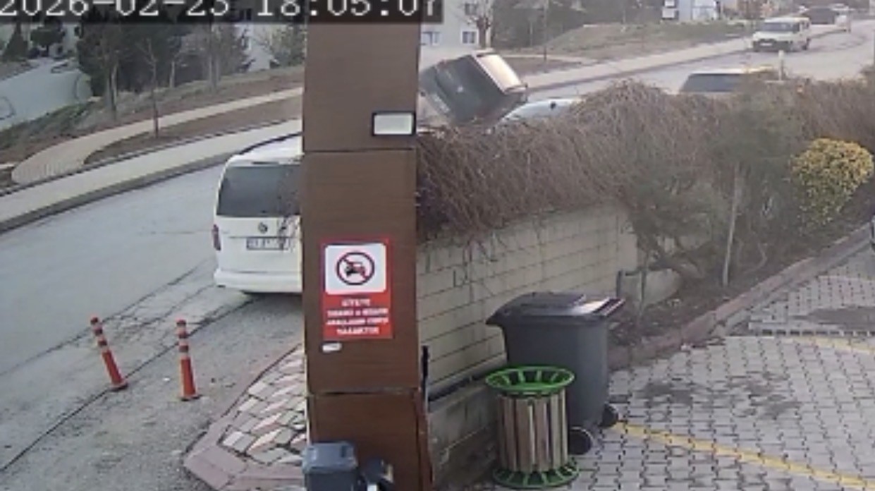 elazigda otomobilin ters dondugu kazanin goruntuleri ortaya cikti 1 vYbmbX63