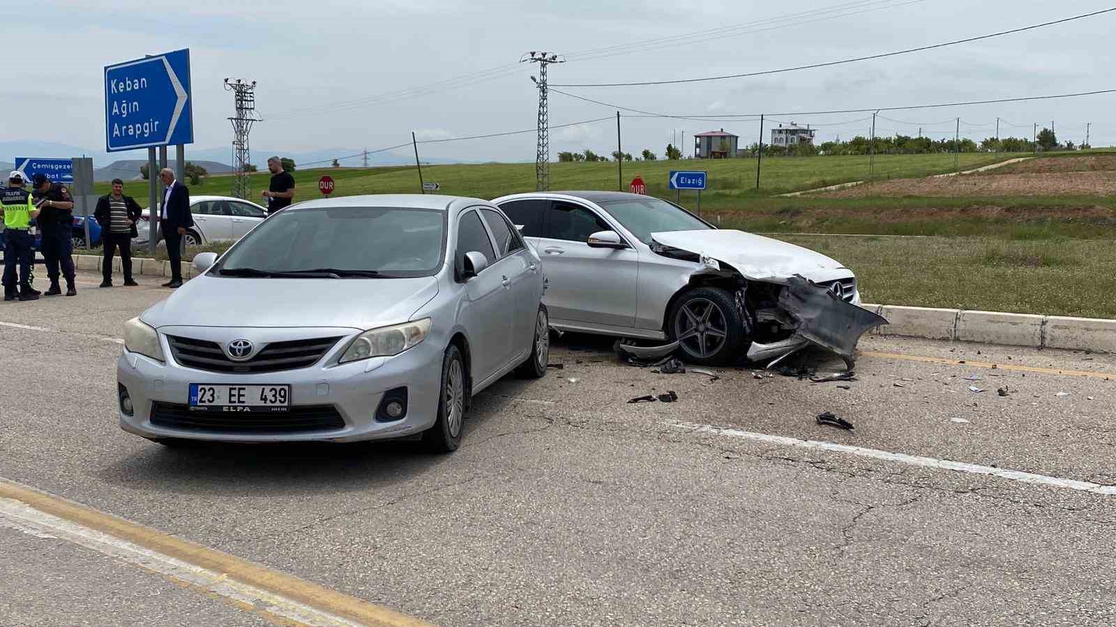 elazigda otomobiller carpisti 1i hamile 4 yarali 1 afDKSTeq