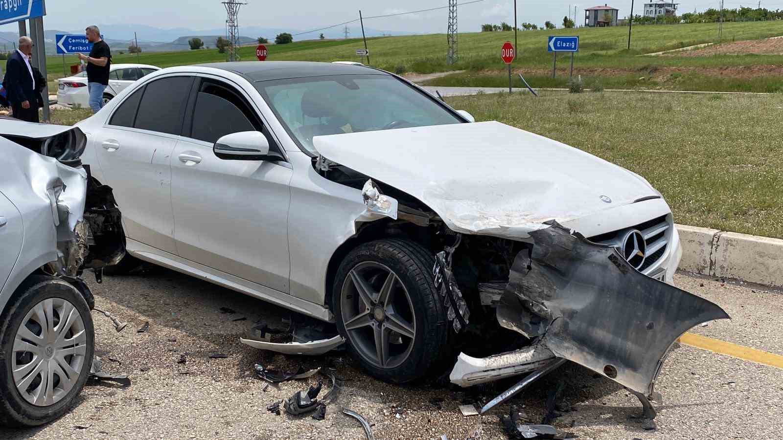elazigda otomobiller carpisti 1i hamile 4 yarali 2 qcy1mSUs