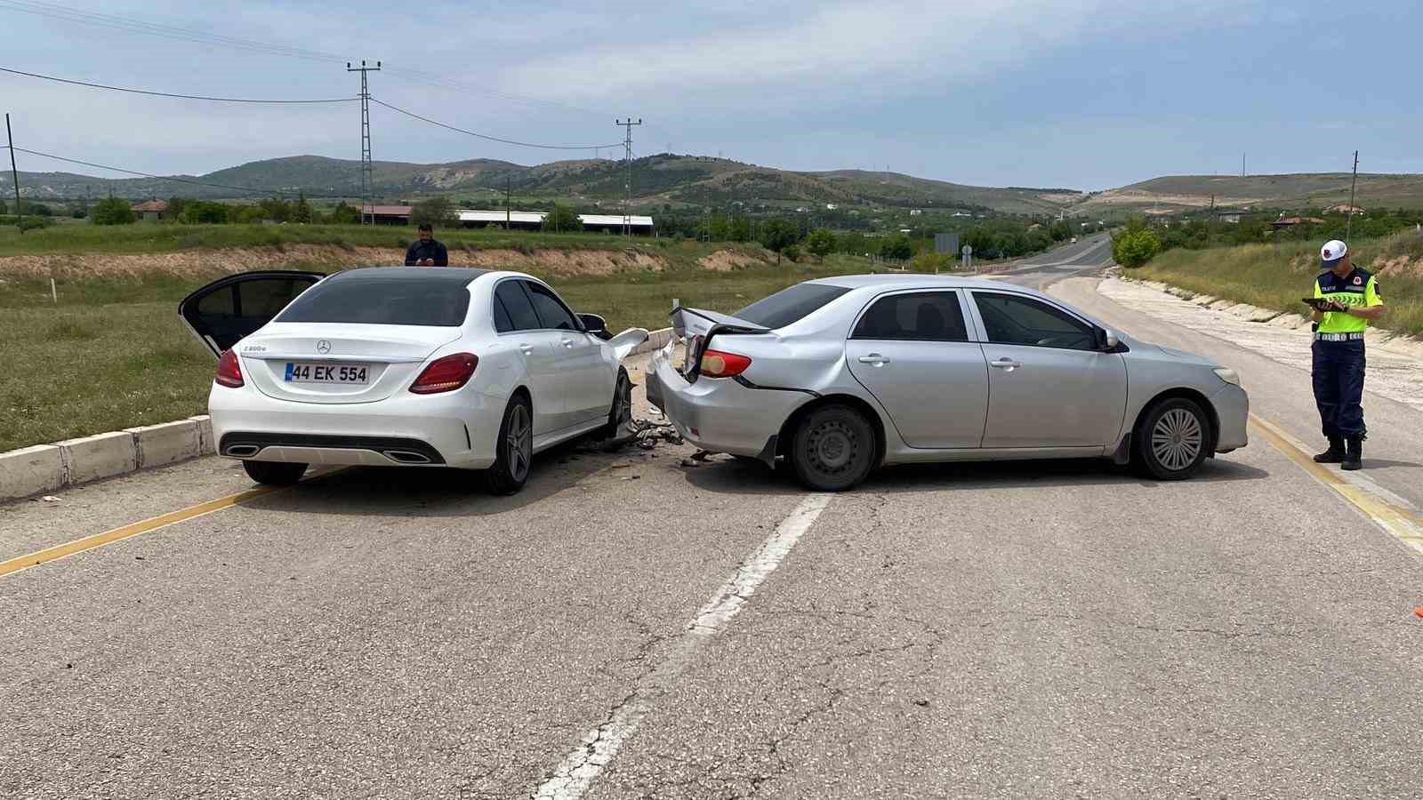 elazigda otomobiller carpisti 1i hamile 4 yarali 3 AcV7RCUp