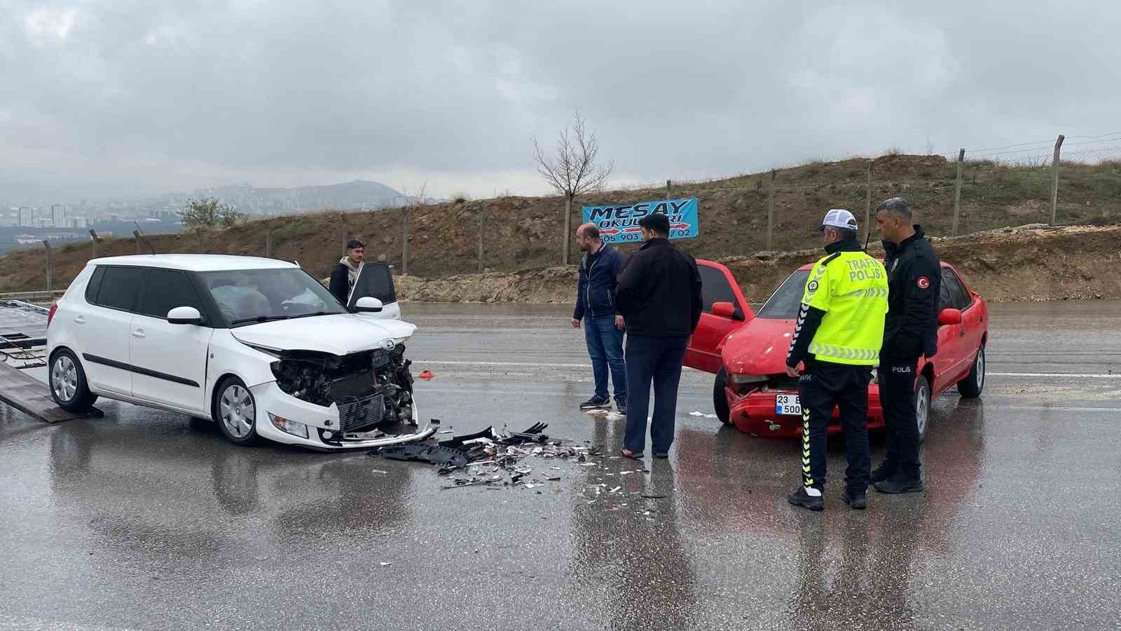 elazigda otomobiller carpisti 3 yarali 0 Z7eHy2ID