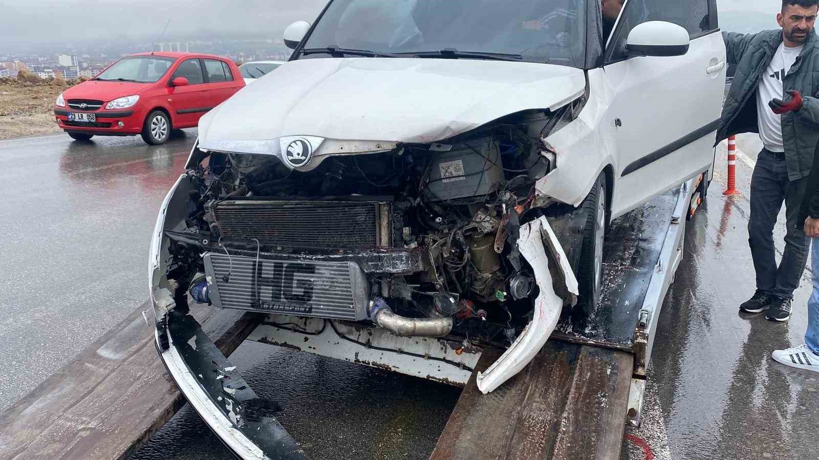 elazigda otomobiller carpisti 3 yarali 1 Qv5papQJ