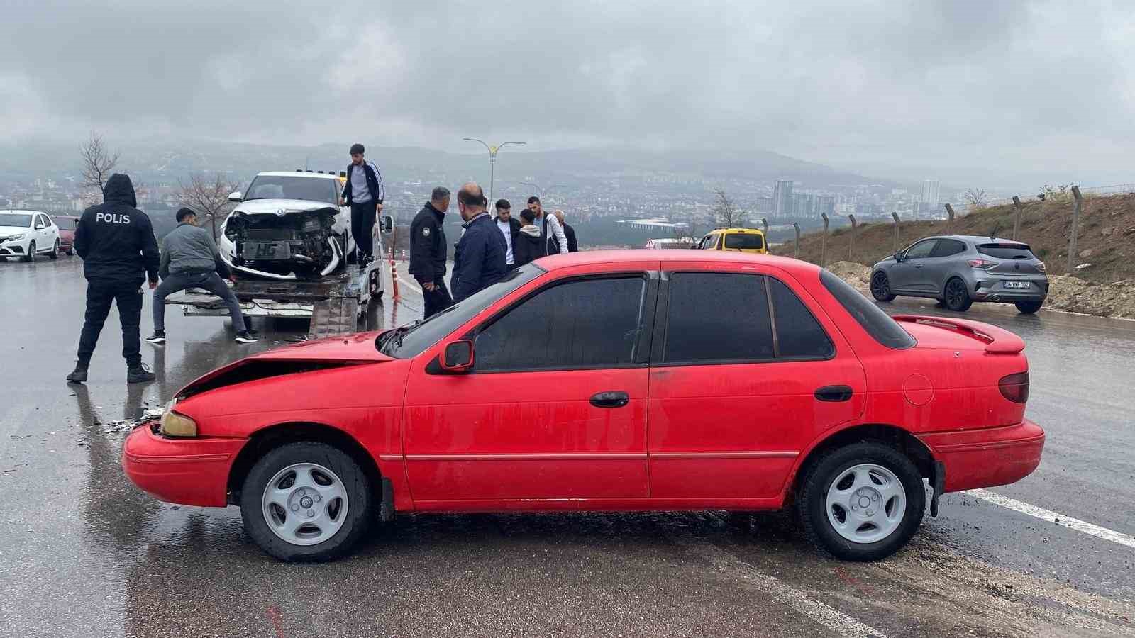 elazigda otomobiller carpisti 3 yarali 2 s2k5eq4v
