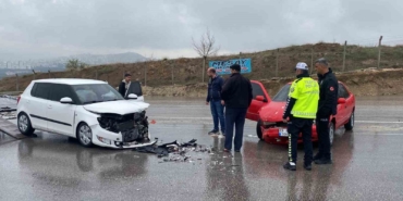 elazigda-otomobiller-carpisti-3-yarali-eDuBHqLh.jpg