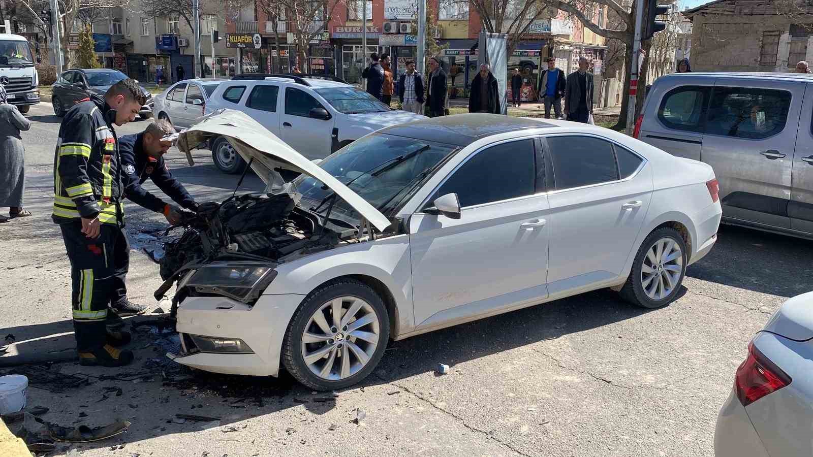 Elazığ’da otomobiller çarpıştı: 6 yaralı 6 elazigda otomobiller carpisti 6 yarali 2 8ADOArXY