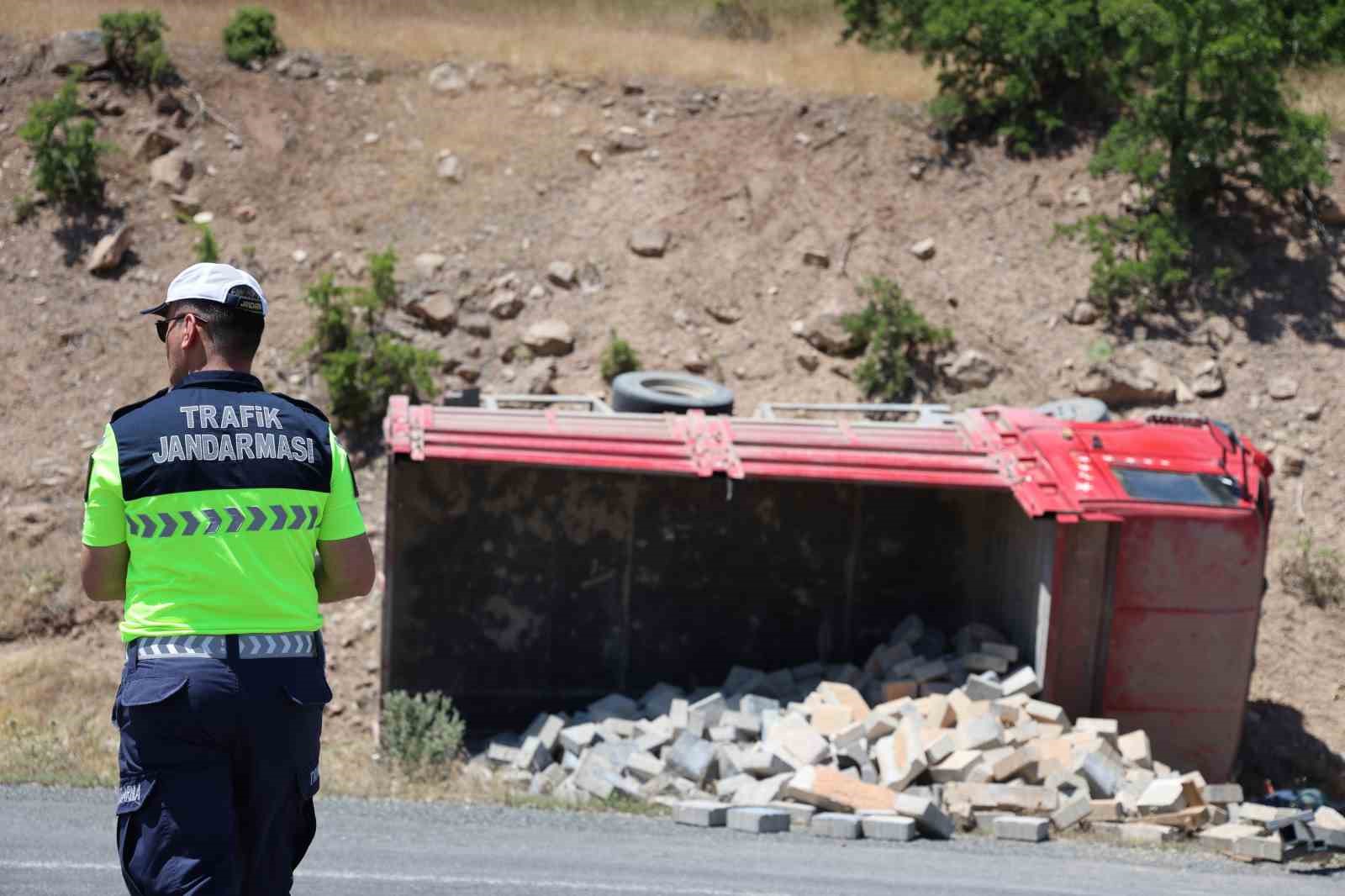 elazigda parke tasi yuklu kamyonet devrildi 2 yarali 0 KiDZwFO2