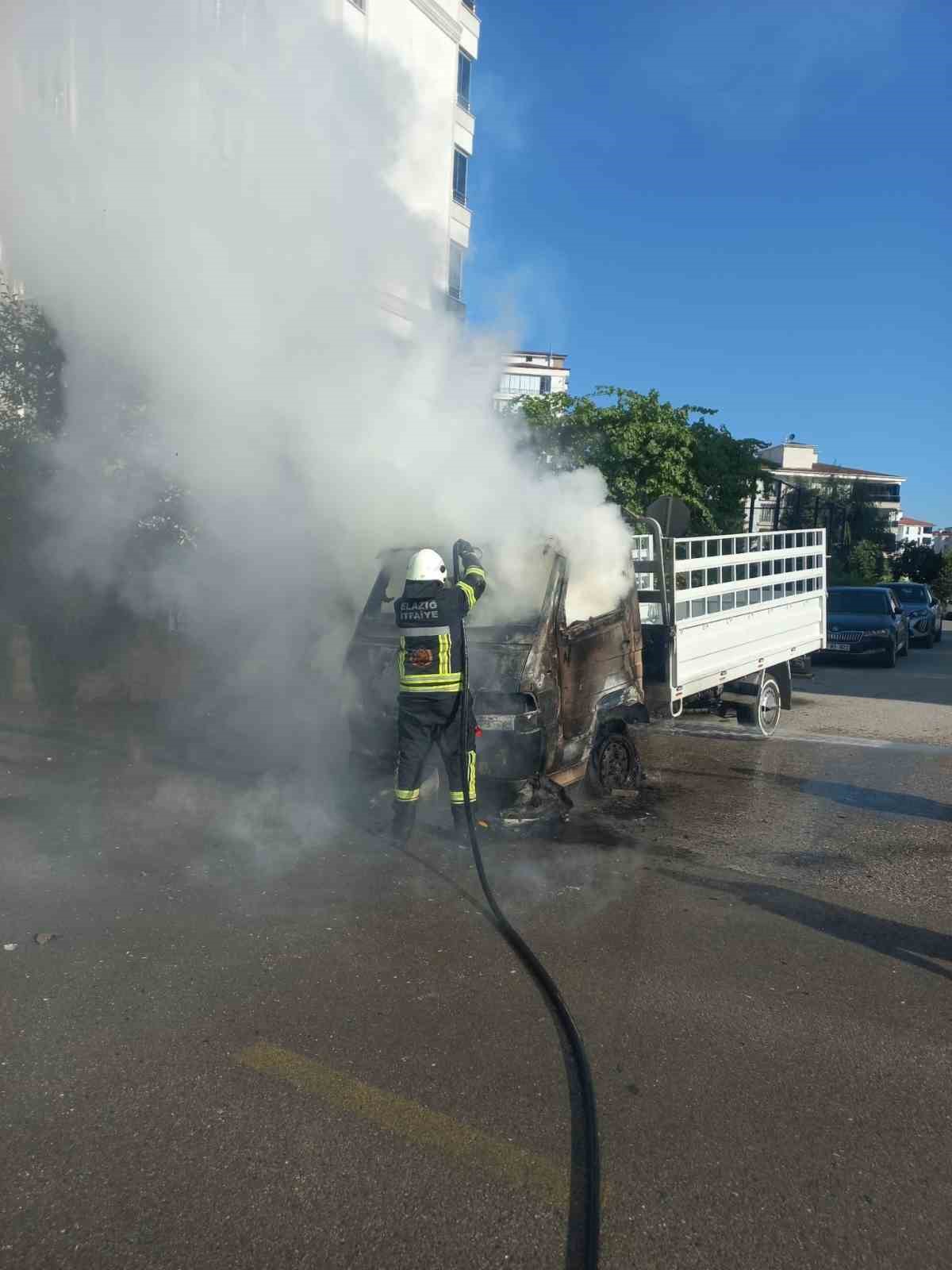 Elazığ’da pikap alev topuna döndü 4 elazigda pikap alev topuna dondu 0 5XQVgnEk