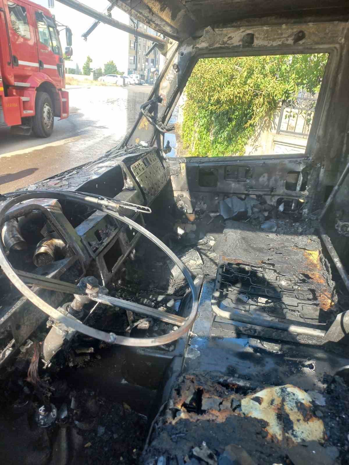 Elazığ’da pikap alev topuna döndü 5 elazigda pikap alev topuna dondu 1 JkTFSfqn