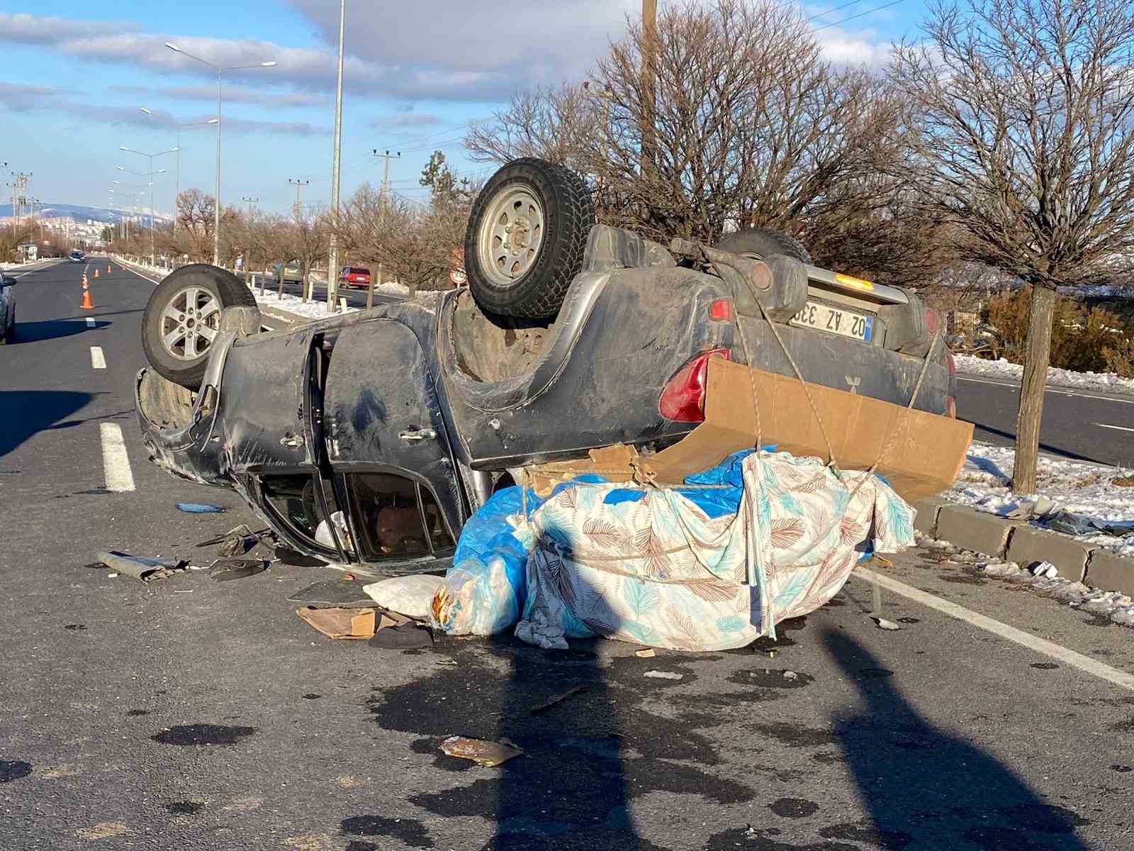 elazigda pikap takla atti 3 yarali 2 MFUyie4v