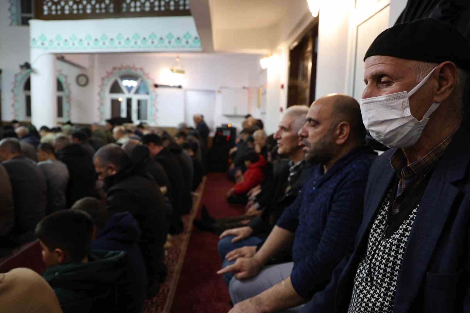 elazigda ramazan ayinin ilk teravihinde camiler dolup tasti 3 Ye5YkTl7