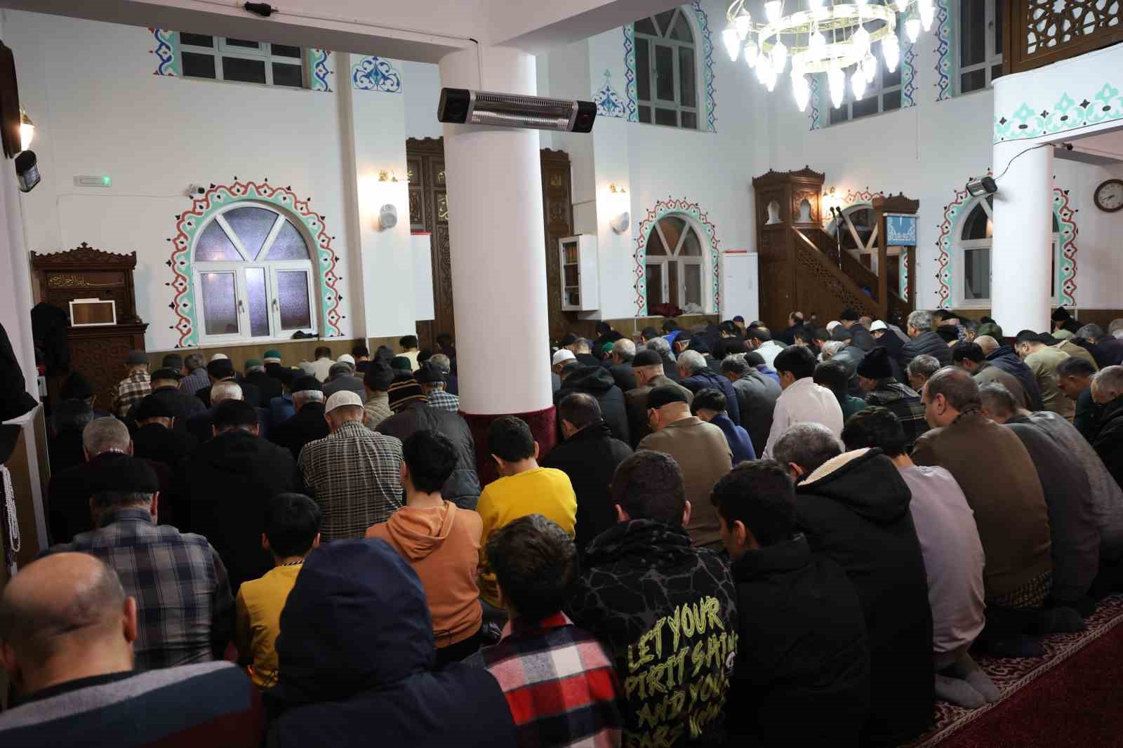 elazigda ramazan ayinin ilk teravihinde camiler dolup tasti 4 eZfwLlEr