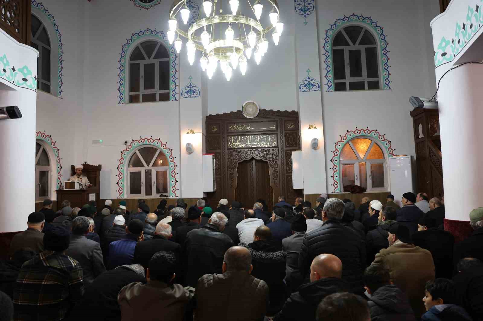 elazigda ramazan ayinin ilk teravihinde camiler dolup tasti 5 CMYWAZiq