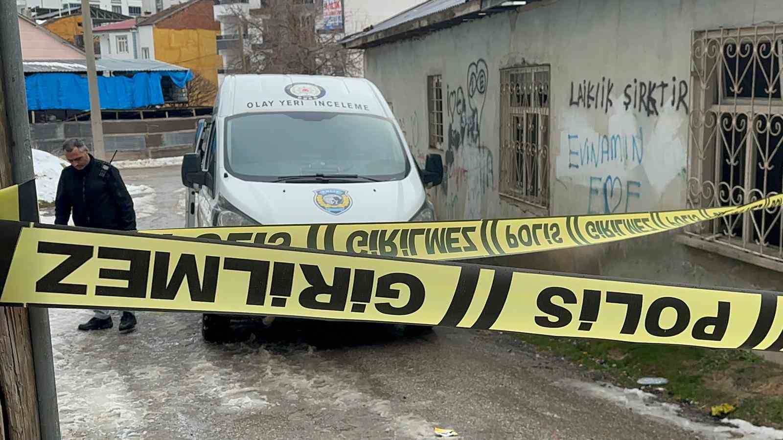 elazigda rastgele ates ederek 1 kisiyi yaralayan supheli yakalandi 0 jcyiABnF