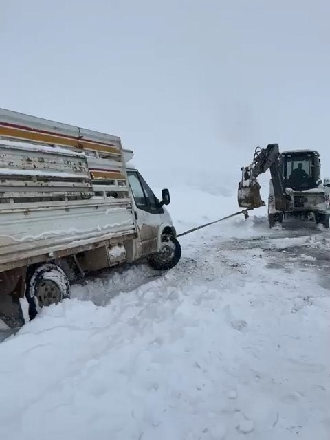 Elazığ’da şarampole düşen araç kurtarıldı 5 elazigda sarampole dusen arac kurtarildi 1