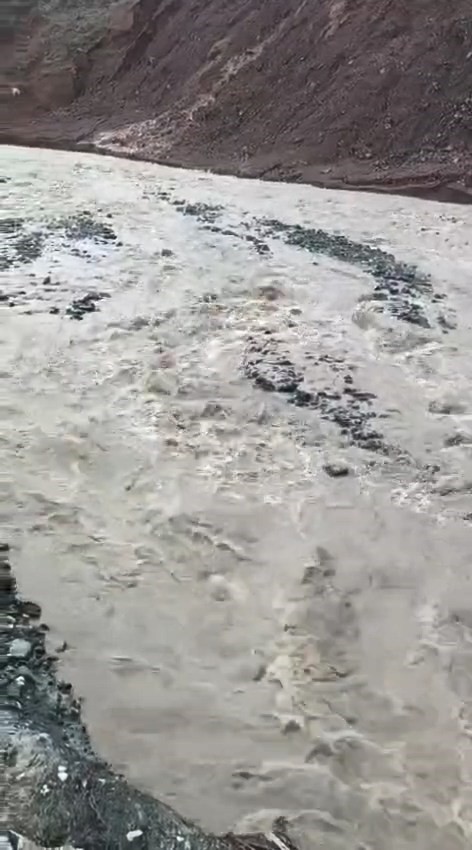 elazigda selden dolayi kapanan yolda calisma baslatildi 2 ElYIfUHO