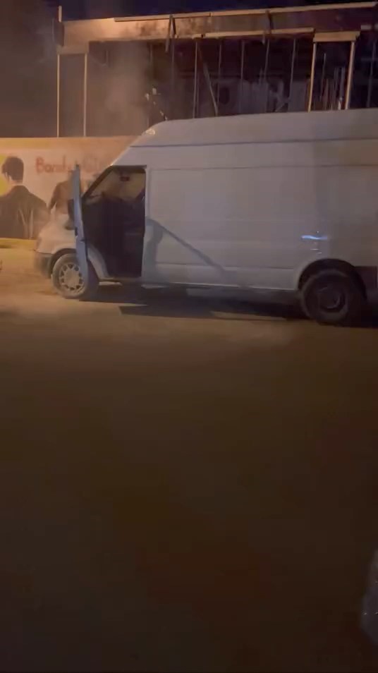Elazığ’da seyir halindeki minibüste yangın 4 elazigda seyir halindeki minibuste yangin 0 dAyhvfp5