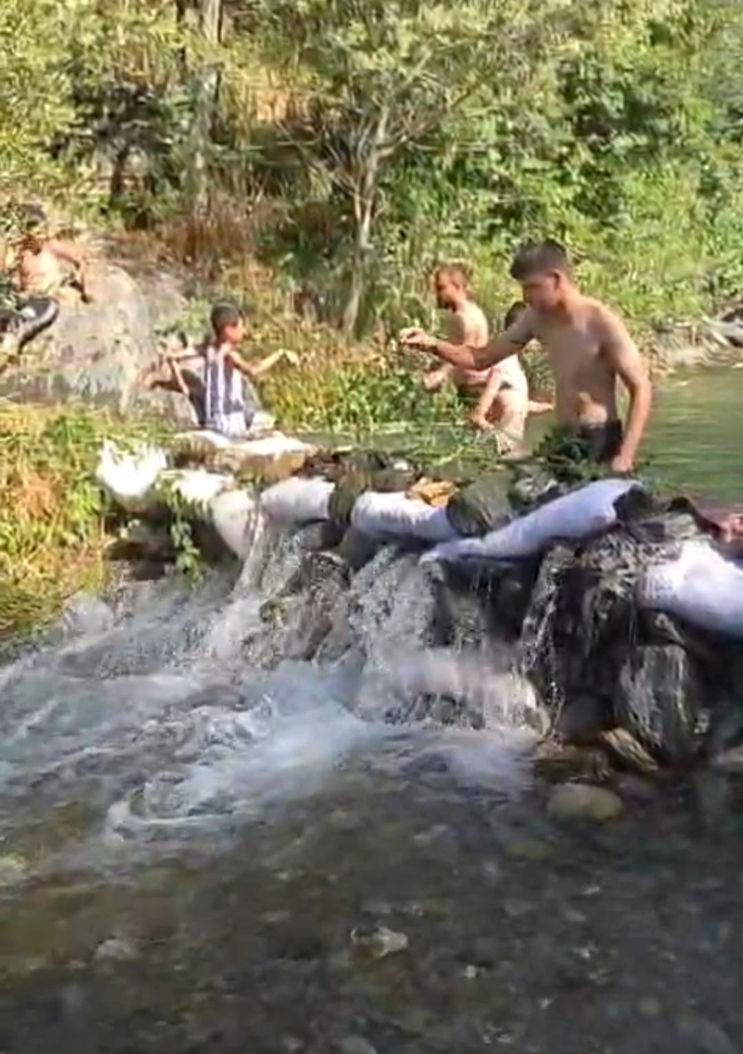 elazigda sicaklara karsi dogal cozum dereyi taslarla kapatip cocuklara yuzme havuzu yaptilar 0 1C7ci3Py