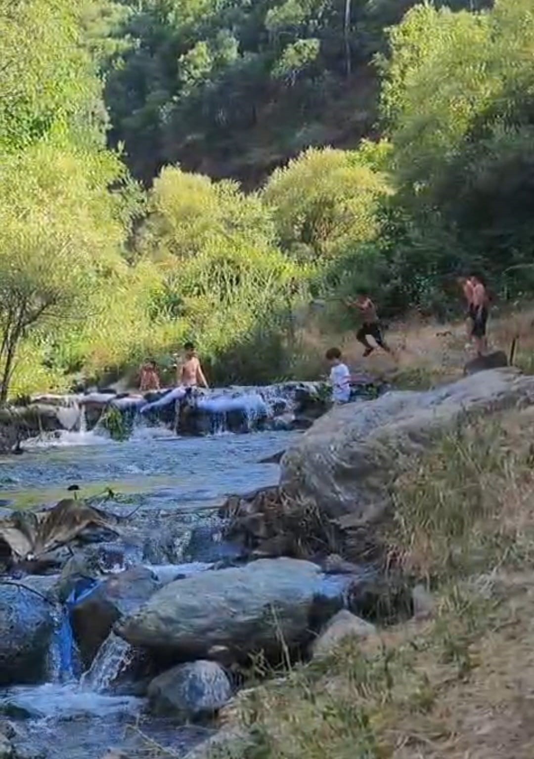 elazigda sicaklara karsi dogal cozum dereyi taslarla kapatip cocuklara yuzme havuzu yaptilar 1 qsApDDgc