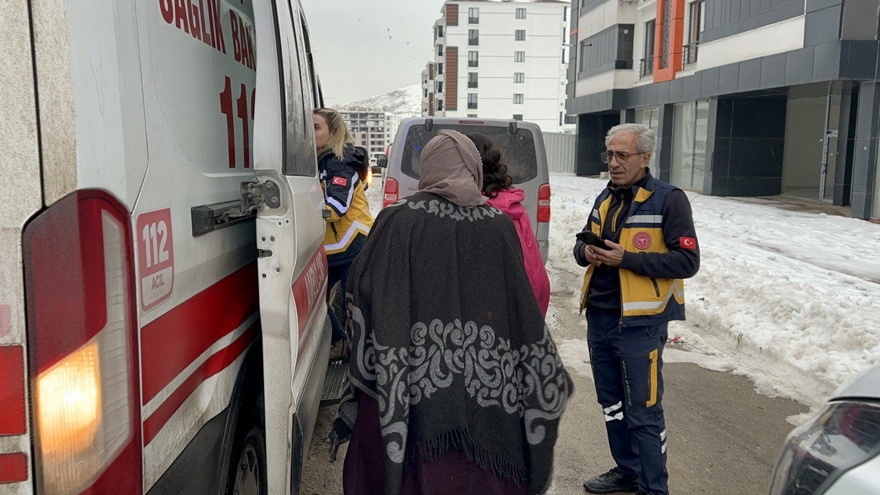 elazigda sitede dogal gaz zehirlenmesi 1i cocuk 6 kisi hastaneye kaldirildi 2 XW92ERQA
