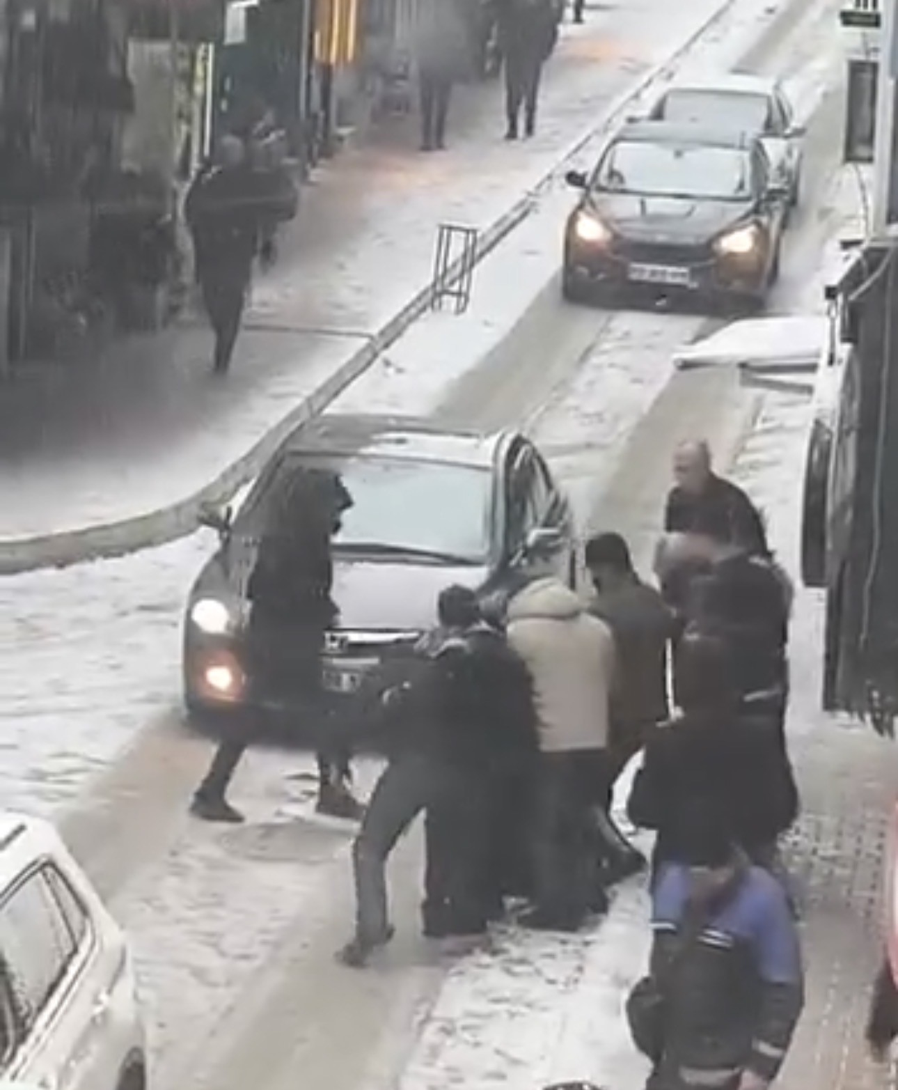 Elazığ’da sokak ortasında tekme tokat kavga: O anlar kamerada 5 elazigda sokak ortasinda tekme tokat kavga o anlar kamerada 1 OciF2SKd