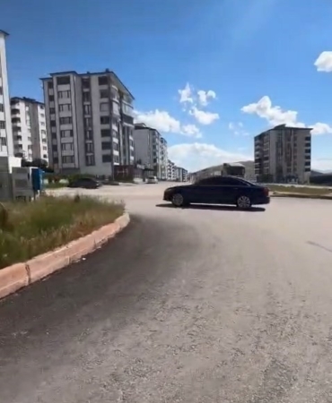 elazigda-surucu-plakasini-kapatarak-drift-yapti-EIxgWAfN.jpg