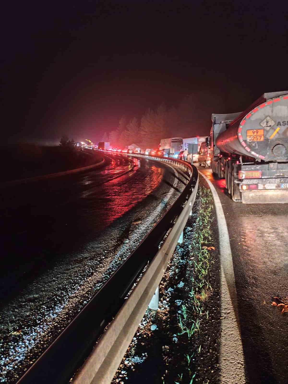 elazigda tir devrildi kilometrelerce arac kuyrugu olustu 0 1lENnia7