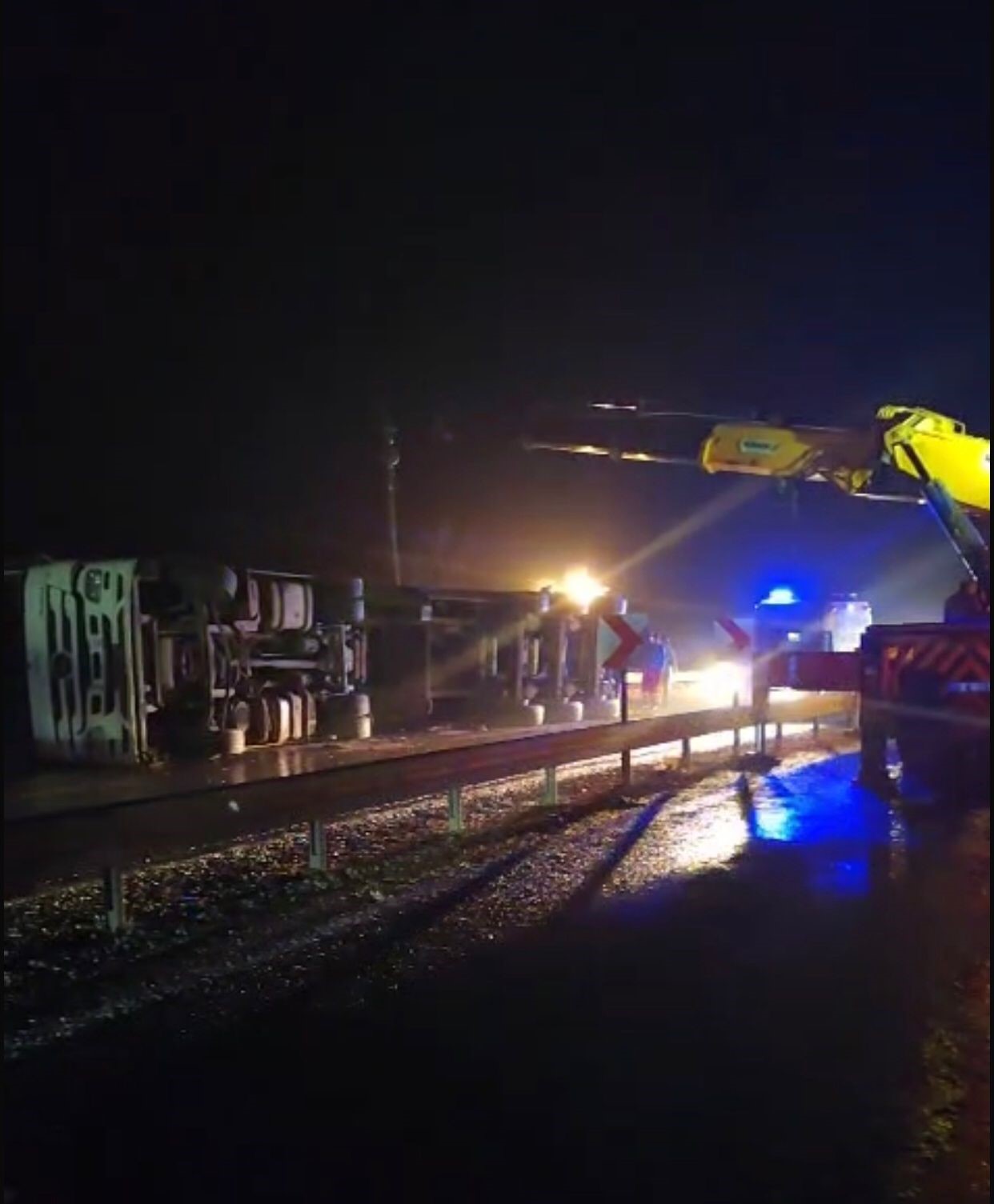 elazigda tir devrildi kilometrelerce arac kuyrugu olustu 1 Zm7KIivB