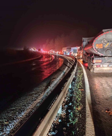 elazigda-tir-devrildi-kilometrelerce-arac-kuyrugu-olustu-Gu19L7TU.jpg