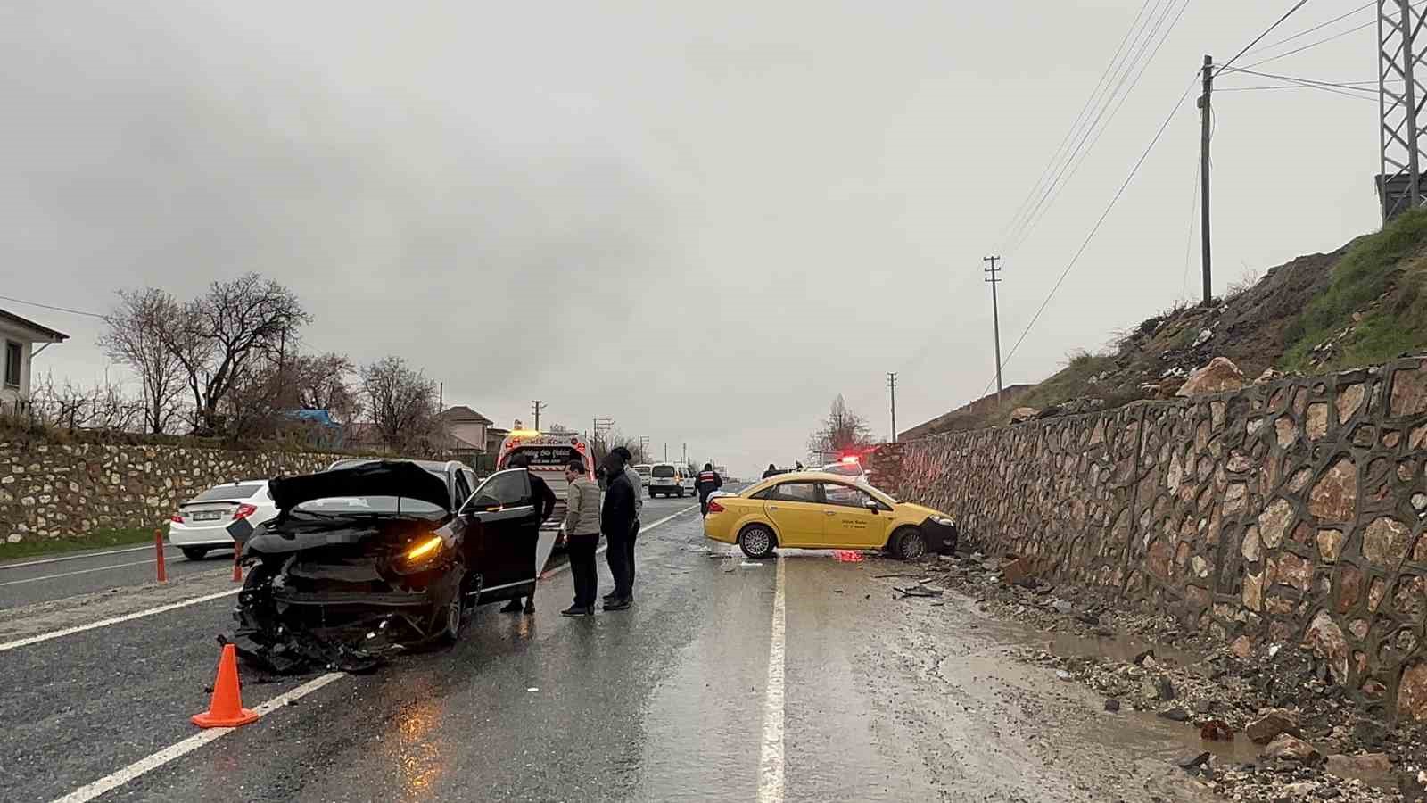 elazigda trafik kazasi 2 yarali 0