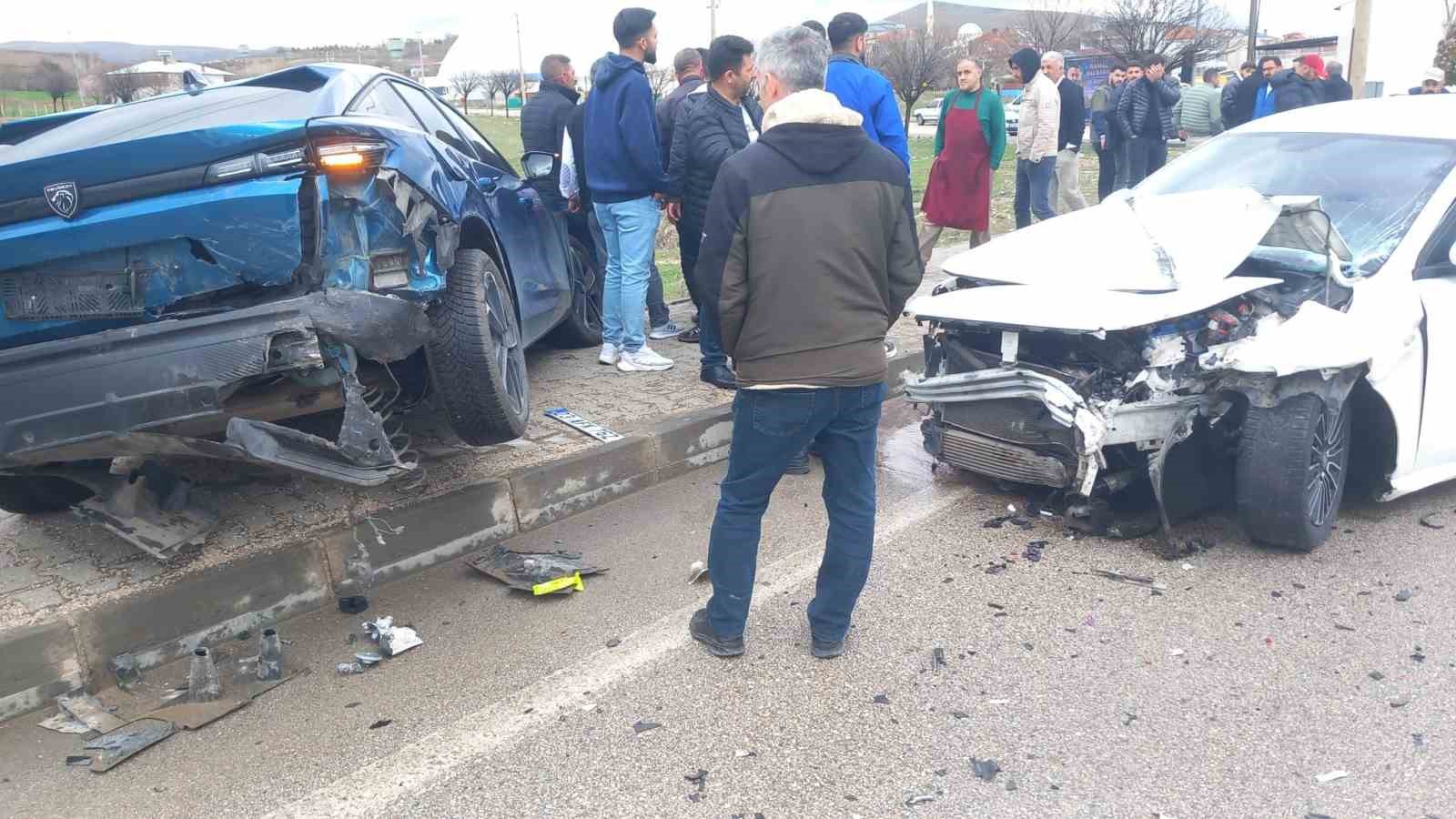 elazigda trafik kazasi 2 yarali 0 qJDP1FHQ