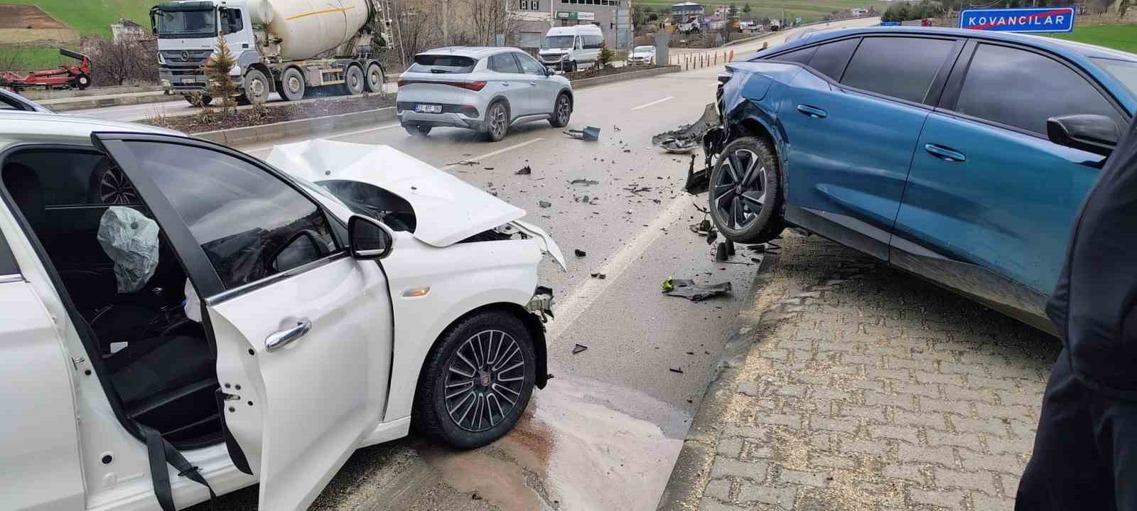elazigda trafik kazasi 2 yarali 1 rA7yhX9c