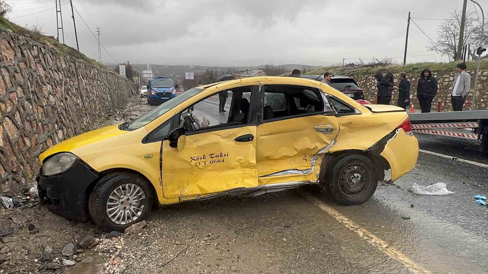 elazigda trafik kazasi 2 yarali 1 t6RO9VZO