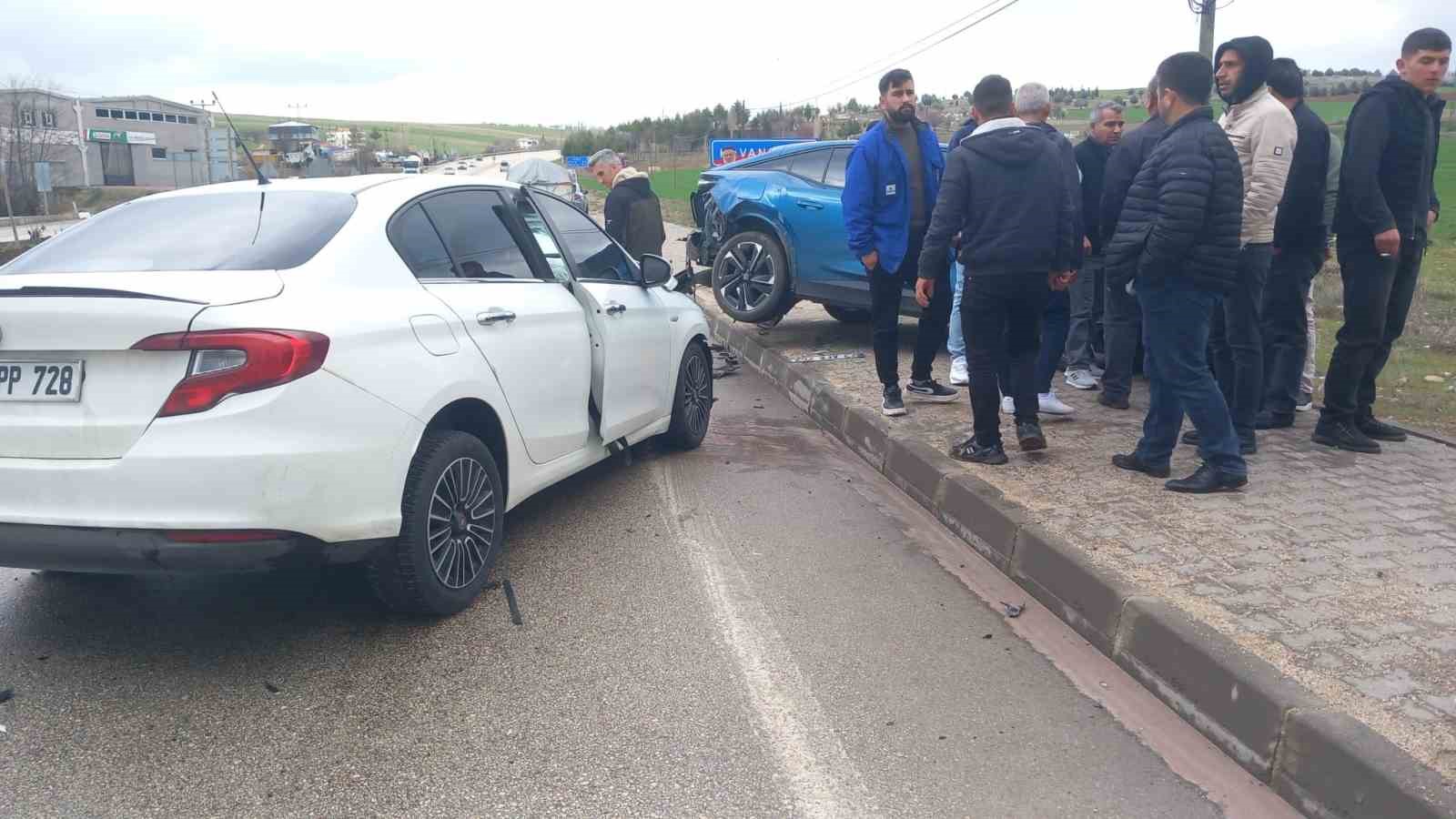 elazigda trafik kazasi 2 yarali 2 C9kUkwLm