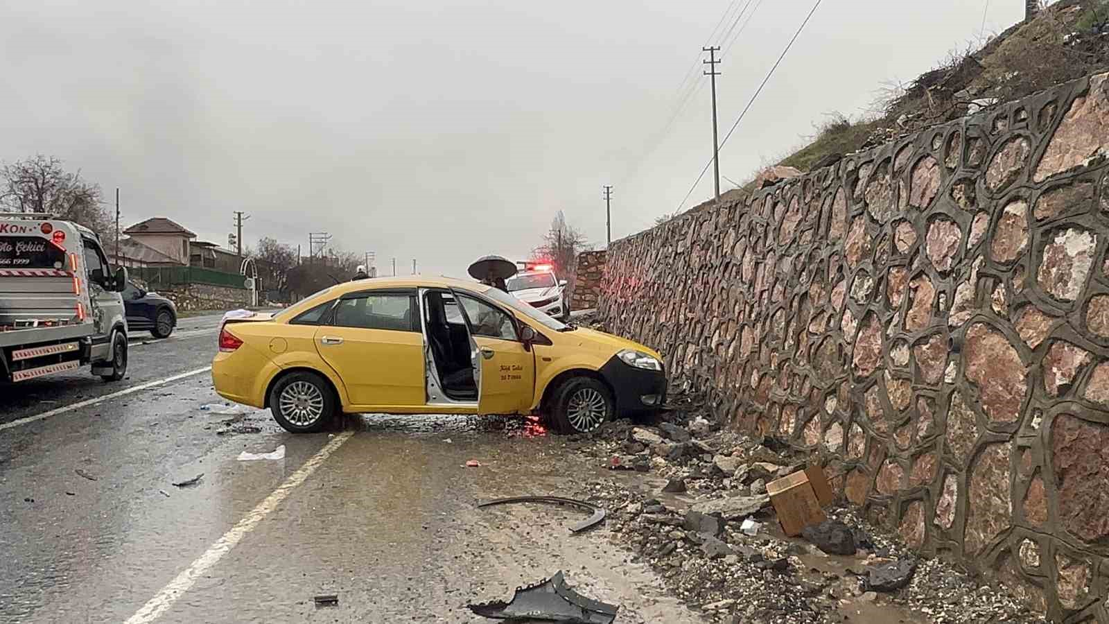 elazigda trafik kazasi 2 yarali 2 PGIGiapL