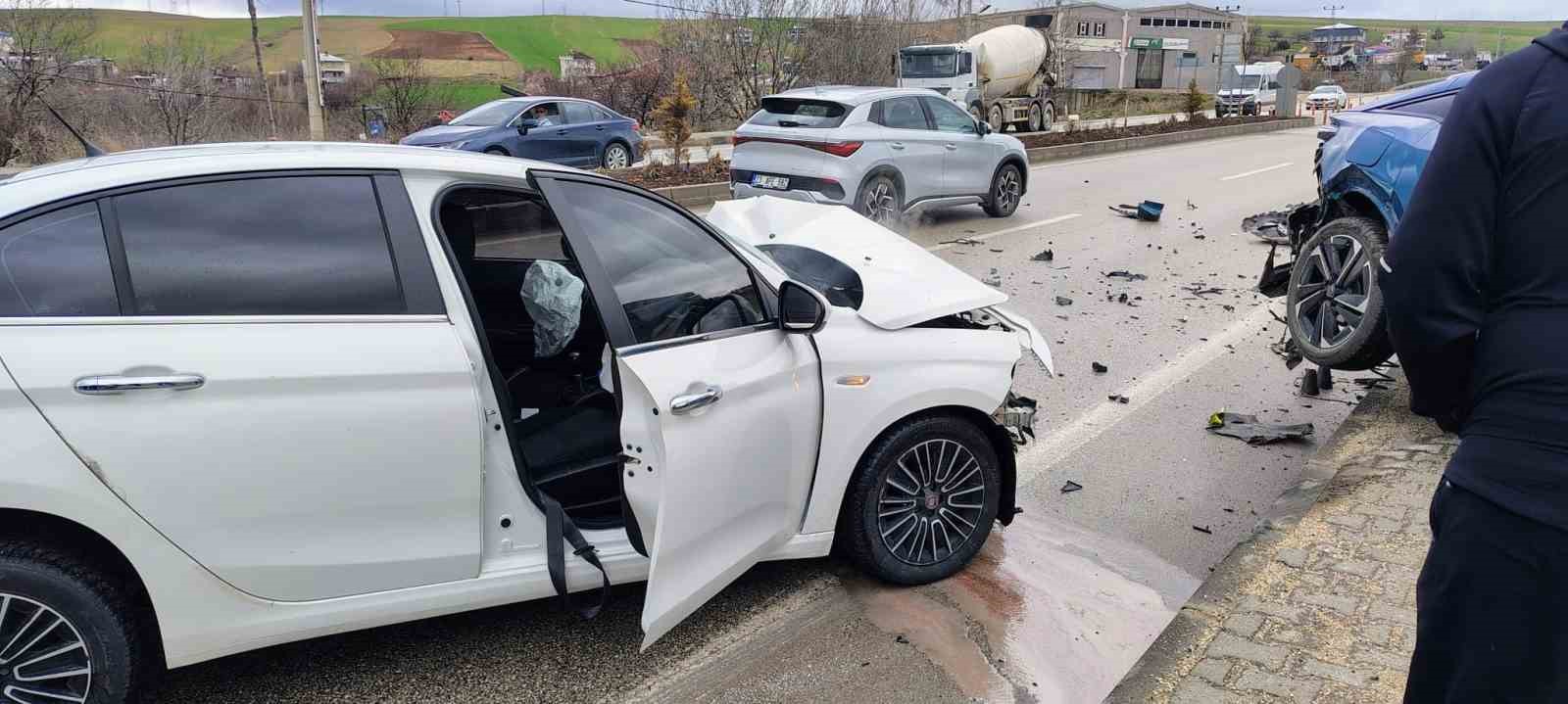 elazigda trafik kazasi 2 yarali 3 7vSwRB4X