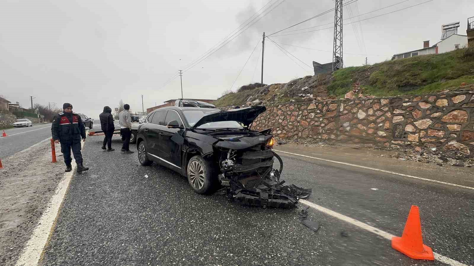 elazigda trafik kazasi 2 yarali 3 OXGO3GFn