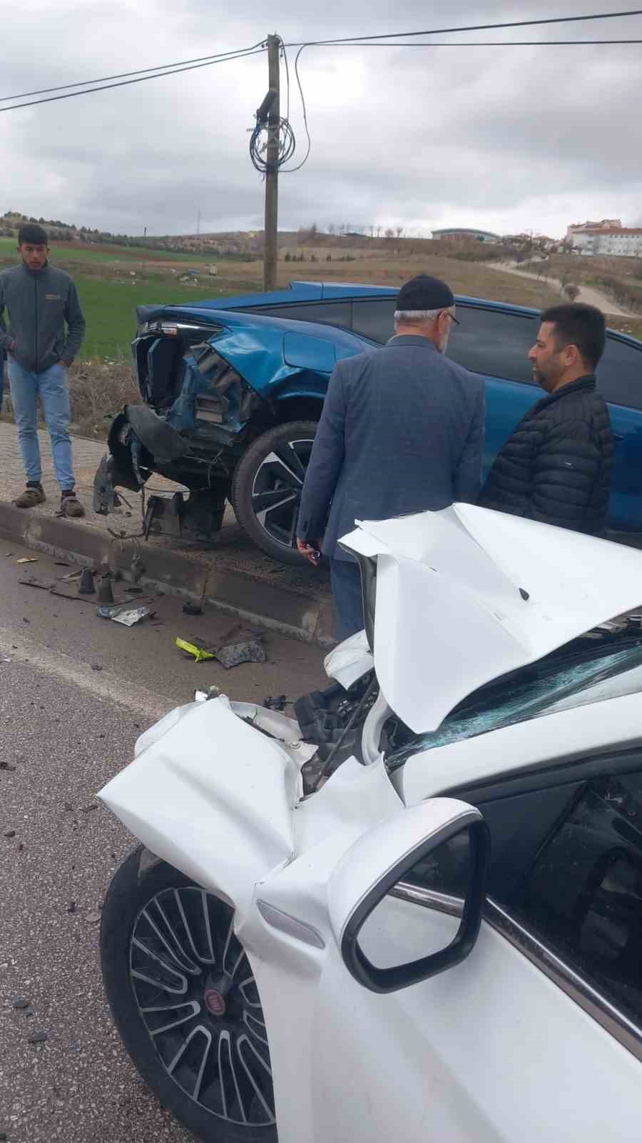 elazigda trafik kazasi 2 yarali 4 kfDEU9sK