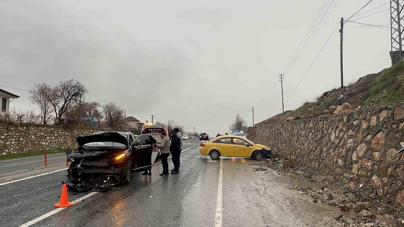 elazigda trafik kazasi 2 yarali 5 PwurMOlz