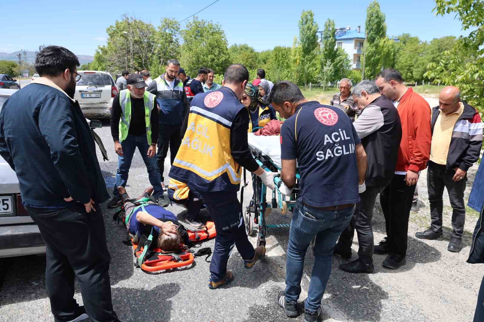 elazigda trafik kazasi 2si cocuk 5 yarali 6 3bZJOfJF
