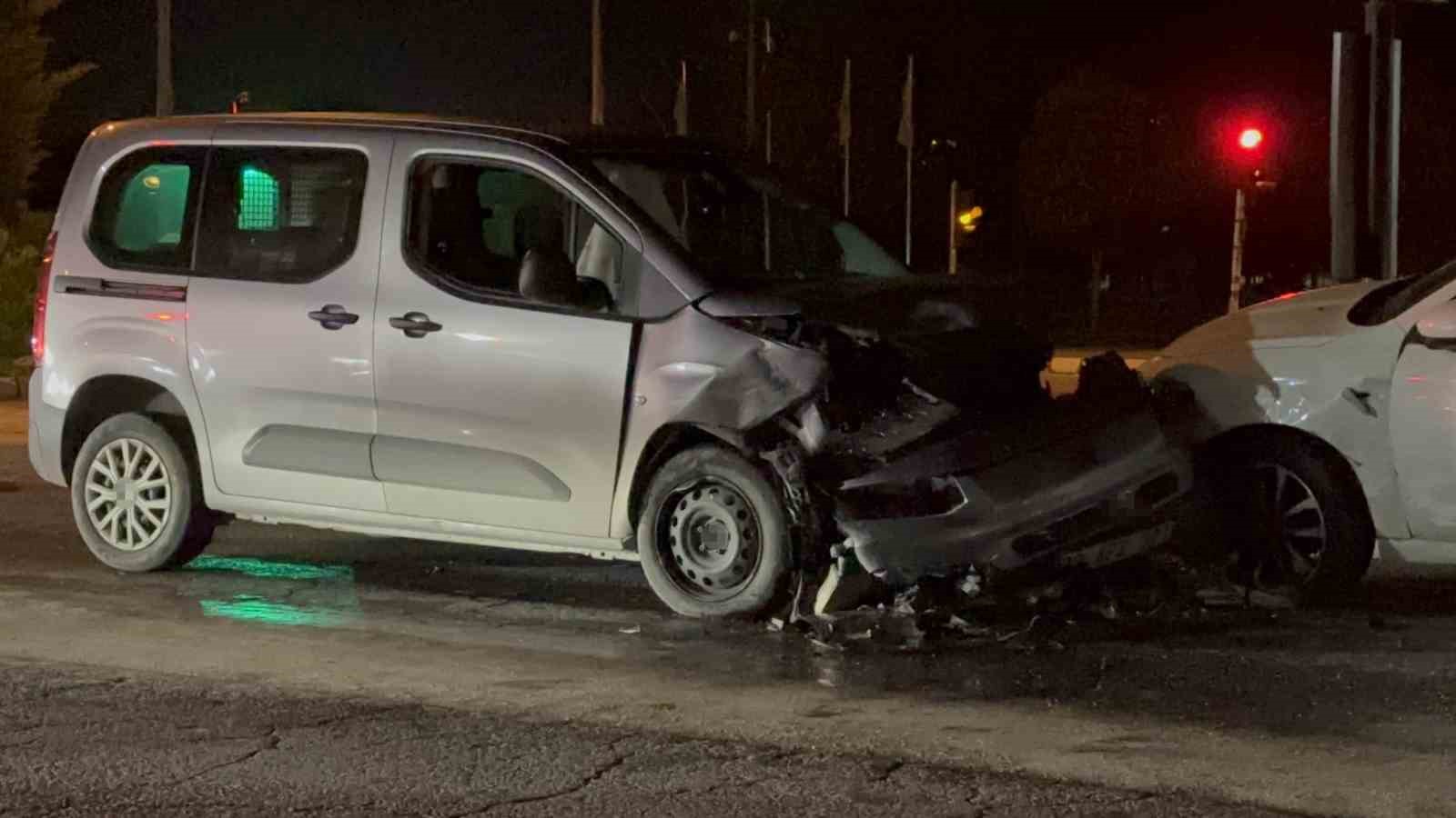 elazigda trafik kazasi 4 yarali 1 8RrVcpJX