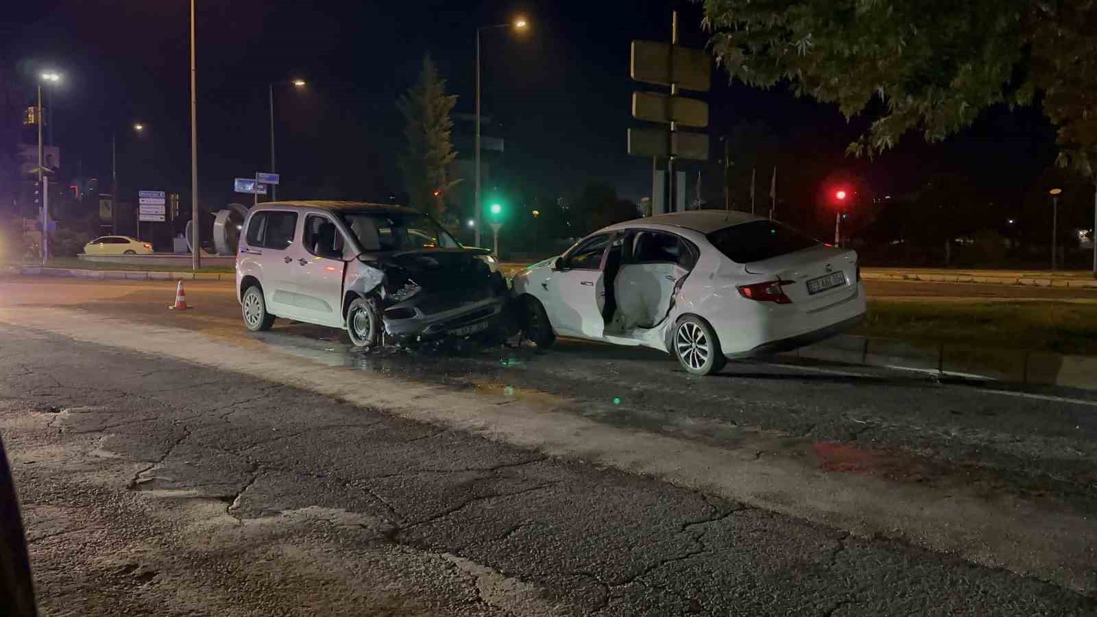 elazigda trafik kazasi 4 yarali 2 sluFzNZt