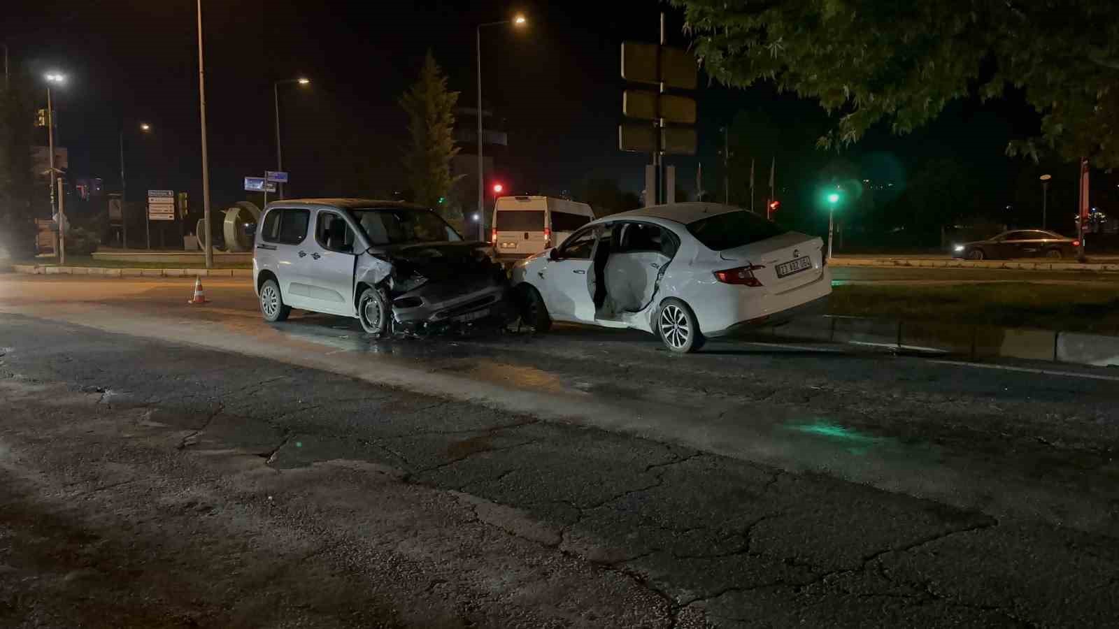 elazigda trafik kazasi 4 yarali 3
