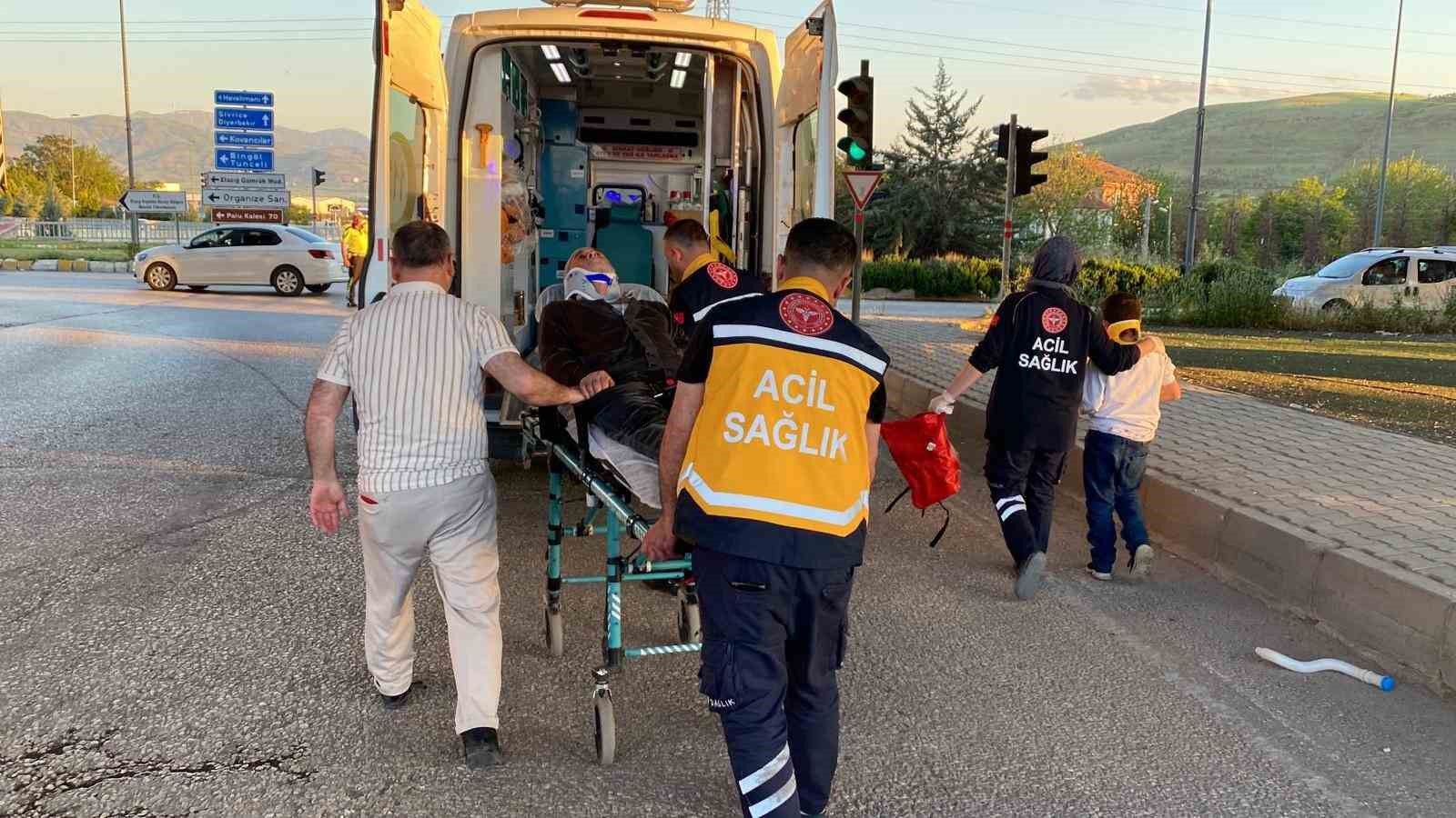 elazigda trafik kazasi 4 yarali 3 vtlt9GO6