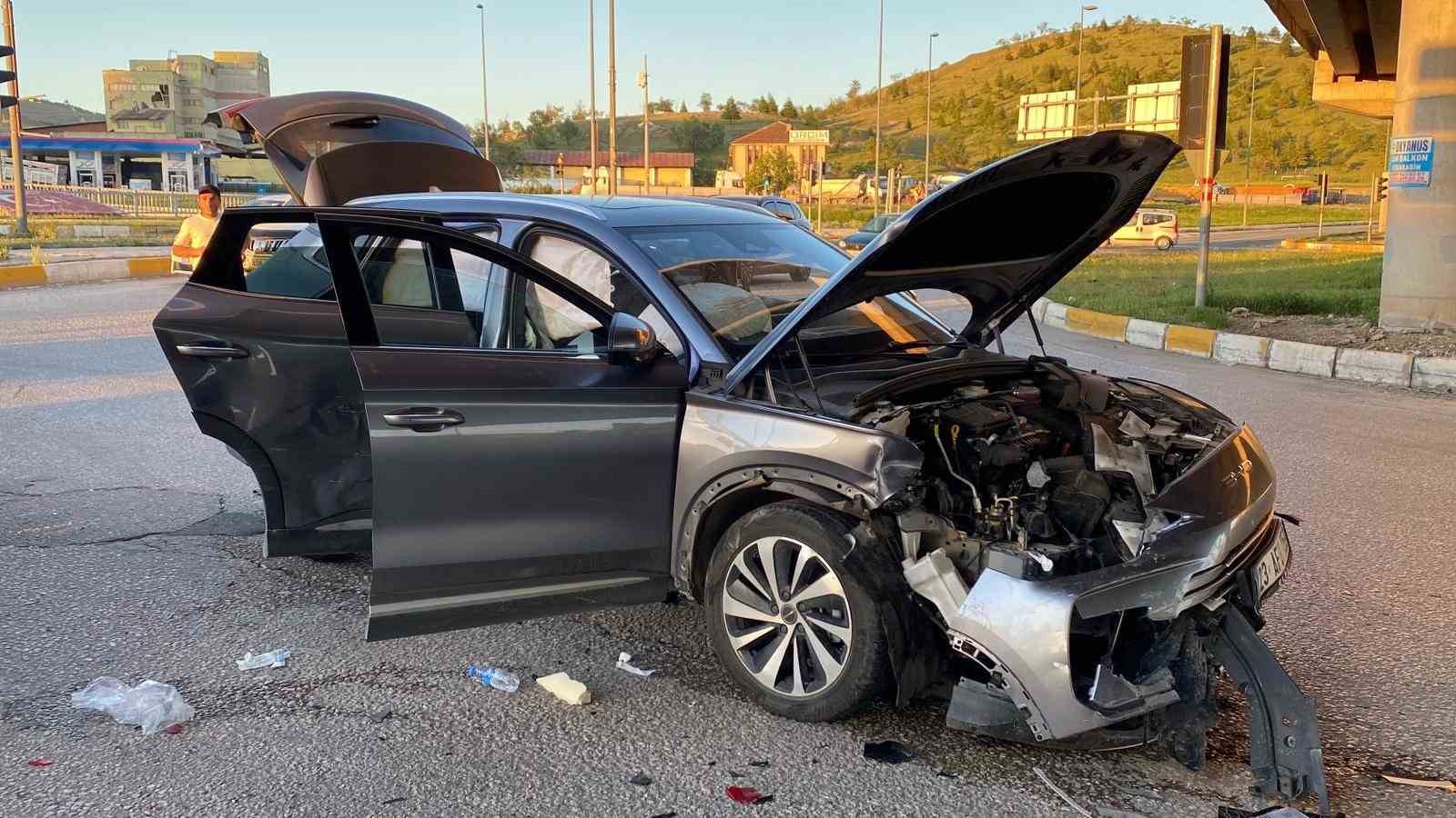 elazigda trafik kazasi 4 yarali 4 DlaI4wdC