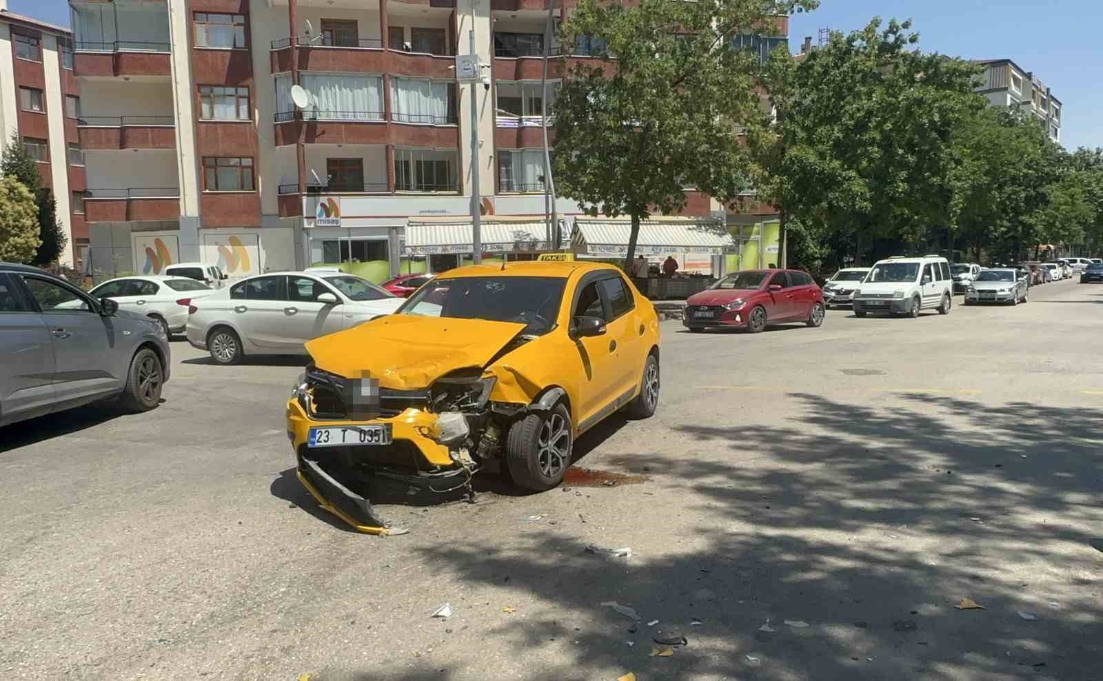 Elazığ’da trafik kazası: 6 yaralı 8 elazigda trafik kazasi 6 yarali 4 77yWgzz5