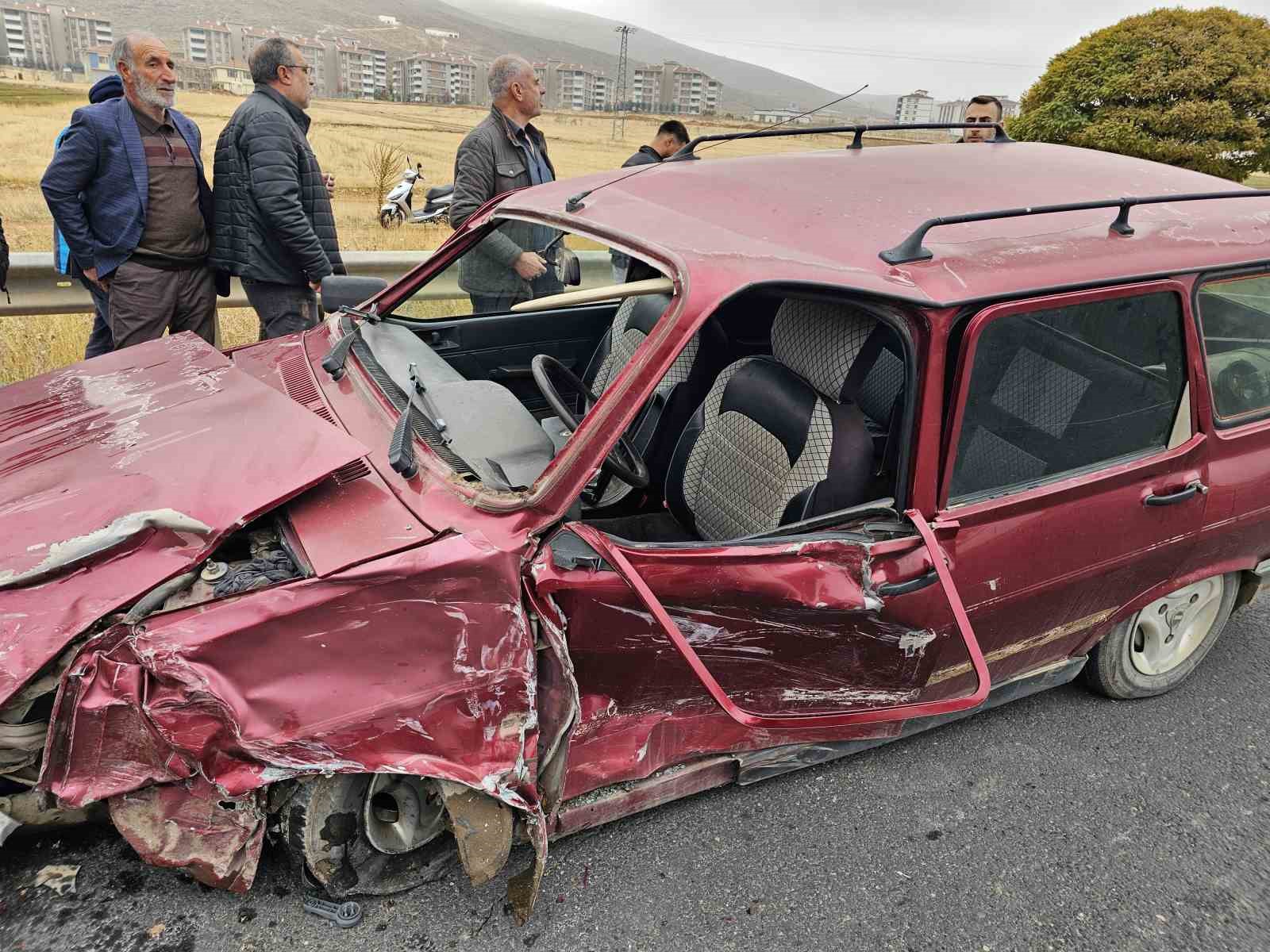 elazigda trafik kazasi2si agir 4 yarali 1 yGgaz5j5