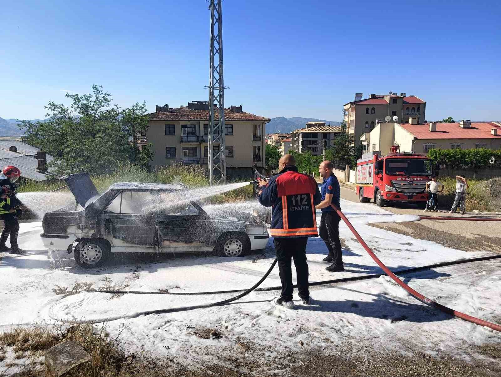 Elazığ’da yanan araç küle döndü 5 elazigda yanan arac kule dondu 1 G9YDCtDc
