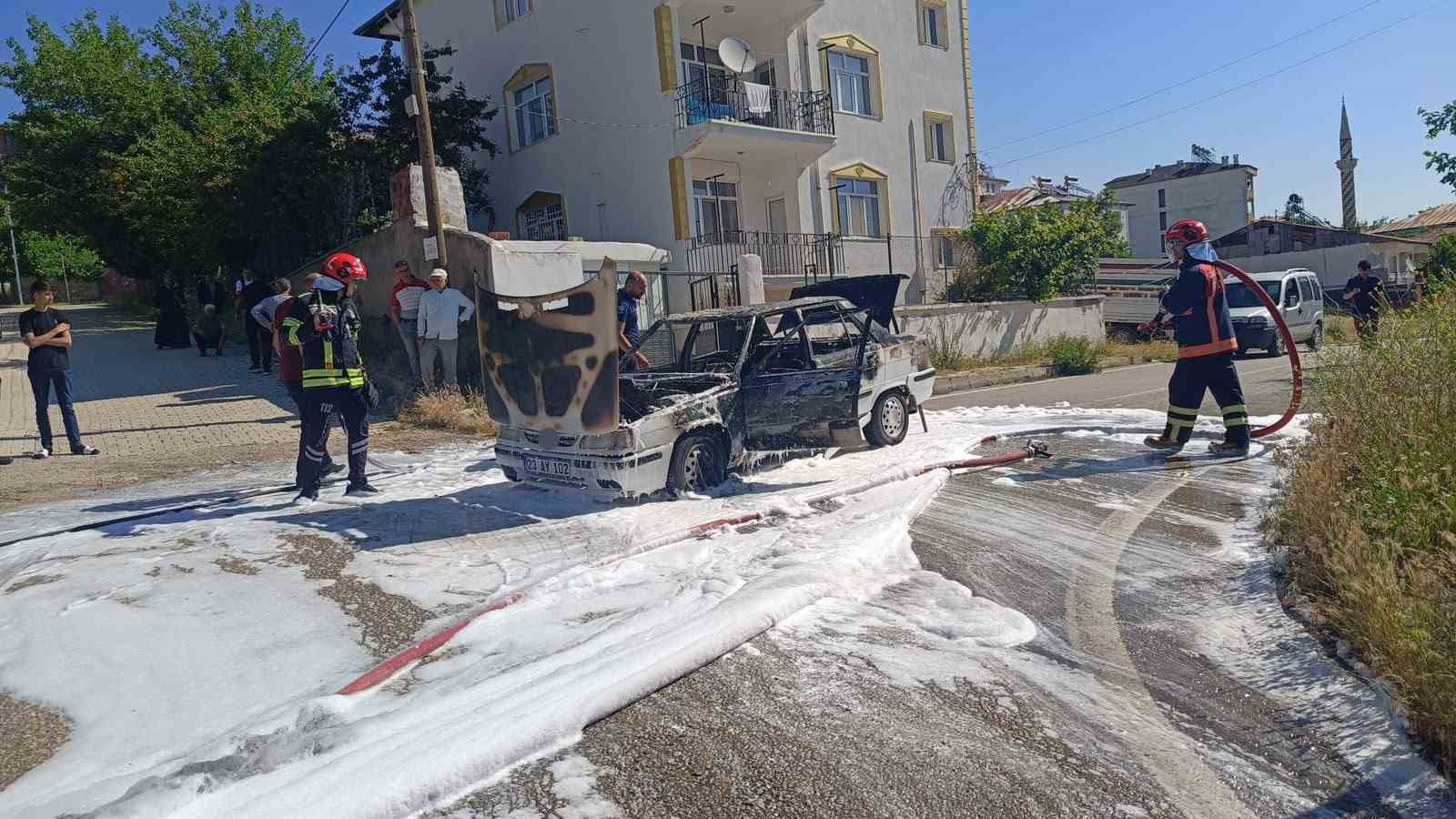 Elazığ’da yanan araç küle döndü 6 elazigda yanan arac kule dondu 2 StUpwJhQ