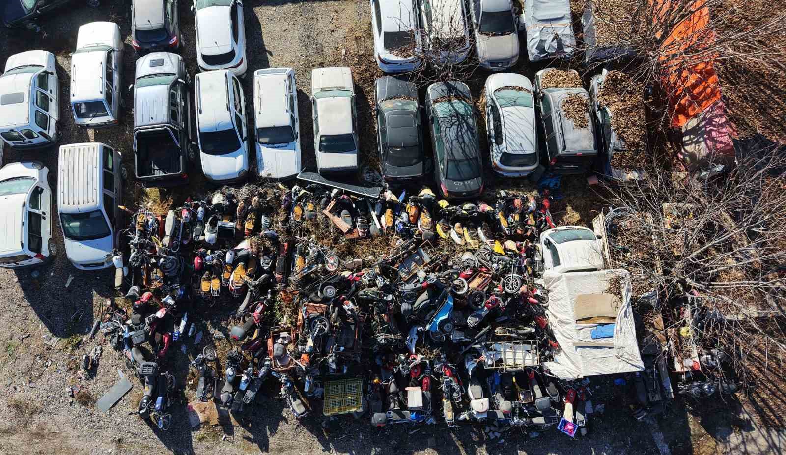 Elazığ’da yediemin otoparkında yosun tutan araçlar: 500 milyon TL’lik servet çürüyor 4 elazigda yediemin otoparkinda yosun tutan araclar 500 milyon tllik servet curuyor 0 BFCuAh4H