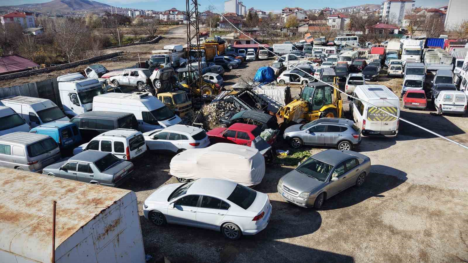 elazigda yediemin otoparkinda yosun tutan araclar 500 milyon tllik servet curuyor 11 QBG95Ev3